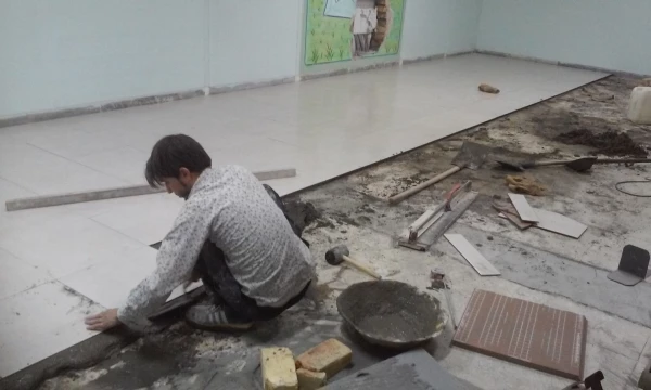 سرامیک کاری کف سالن مخزن