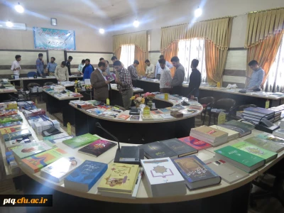 بازدید دانشجویان واساتید از نمایشگاه کتاب های جدید تهیه شده برای کتابخانه پردیس آیت الله طالقانی(ره)