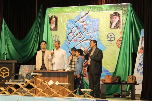 برگزاری محفل انس با قرآن کریم در پردیس آیت الله طالقانی قم 9