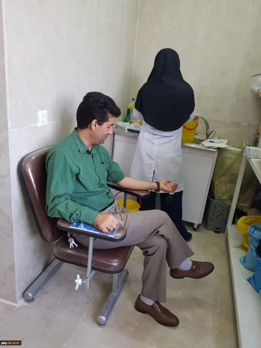 انجام آزمایش میزان قند وچربی خون از کارمندان پردیس در هفته سلامت 6