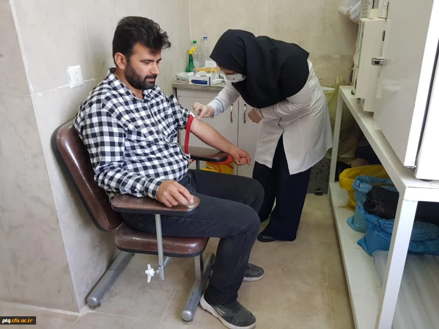 انجام آزمایش میزان قند وچربی خون از کارمندان پردیس در هفته سلامت 7