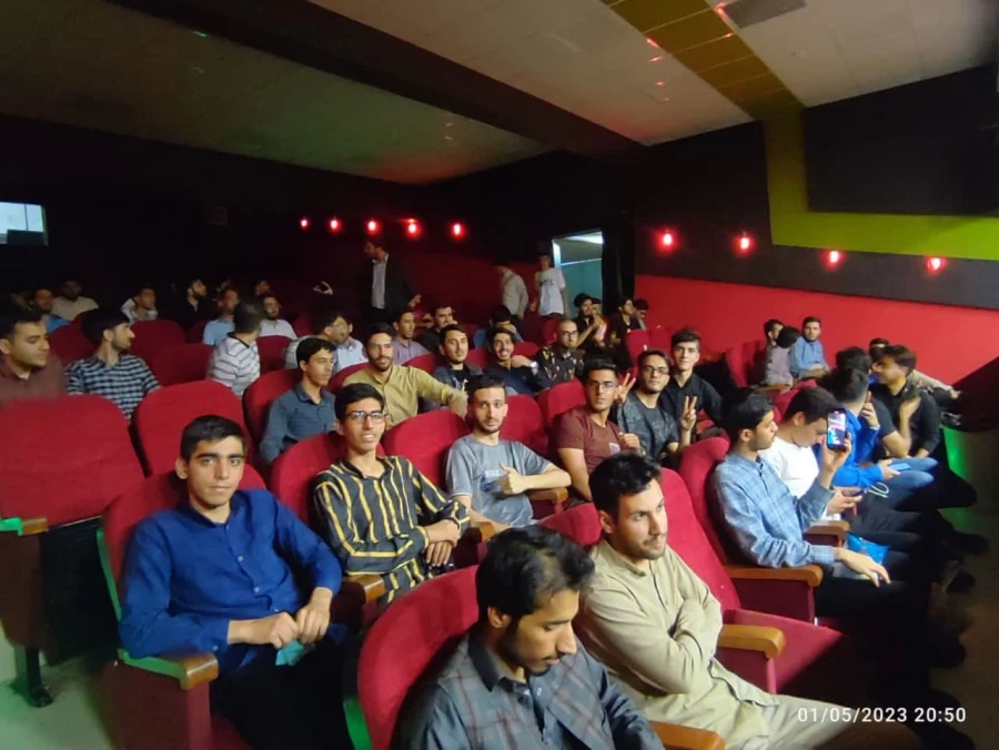 تماشای فیلم سینمایی غریب به مناسبت روز معلم 3